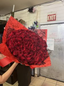 100 roses together with paper